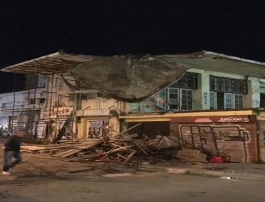 Κατέρρευσε τμήμα της δημοτικής αγοράς στη Χαλκίδα (φωτό,βίντεο)